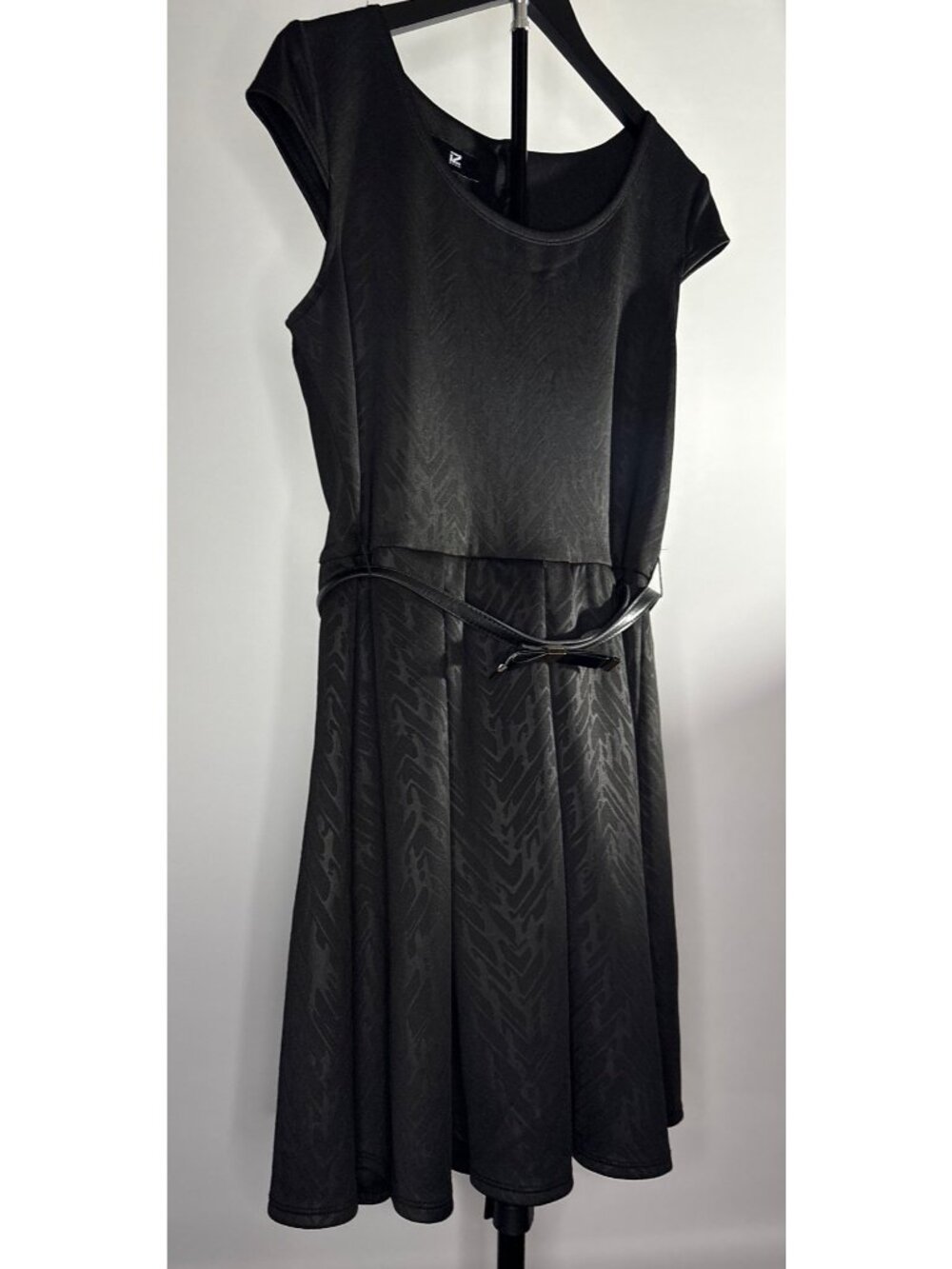 IZ BYER WOMEN'S SKATER BLACK KEYHOLE BACK SCUBA KNIT SHORT SLEEVE DRESS SIZE L - Picture 5 of 16